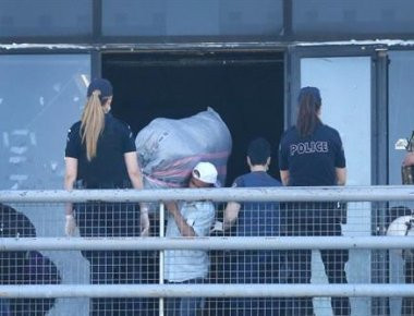 Αναχώρησαν τα πρώτα πούλμαν με πρόσφυγες από το Ελληνικό